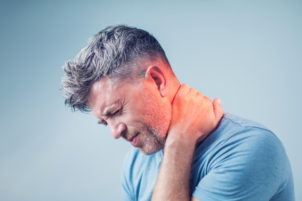 man with serious neck pain who is in need of physical therapy